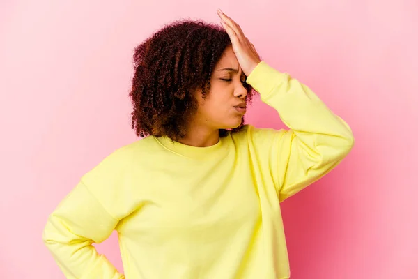 Giovane Afro Americana Mista Donna Isolata Dimenticando Qualcosa Schiaffeggiando Fronte — Foto Stock