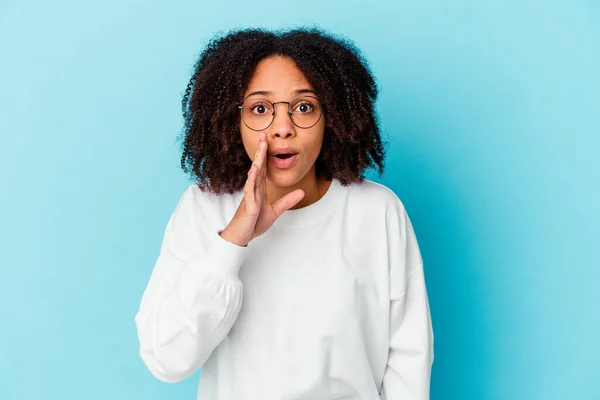 Joven Afroamericana Mestiza Mujer Aislada Reflexivo Mirando Espacio Copia Que —  Fotos de Stock