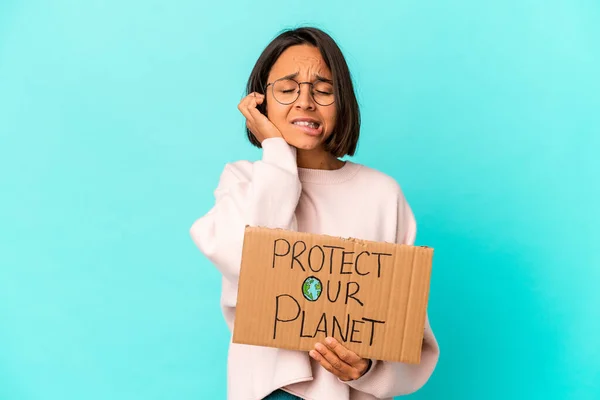 Jeune Hispanique Mixte Femme Tenant Une Protéger Notre Planète Carton — Photo