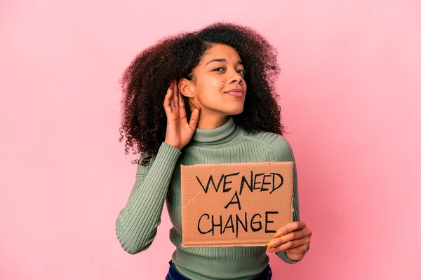 Genç Afro Amerikan Kıvırcık Kadın Elinde Bir Değişiklik Kartonu Tutuyordu — Stok fotoğraf