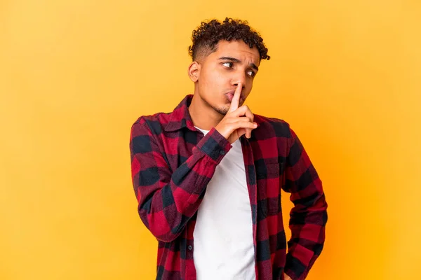 Jovem Afro Americano Encaracolado Isolado Roxo Mantendo Segredo Pedindo Silêncio — Fotografia de Stock