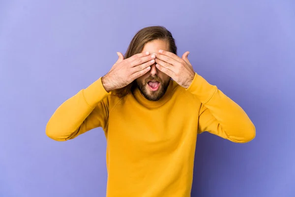 Joven Con Mirada Pelo Largo Cubre Los Ojos Con Las — Foto de Stock