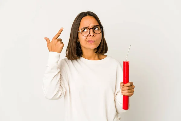 Jovem Hispânico Mestiço Mulher Segurando Uma Dinamite Mostrando Gesto Decepção — Fotografia de Stock