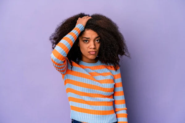 Jovem Afro Americana Encaracolado Mulher Isolada Fundo Roxo Sendo Chocado — Fotografia de Stock