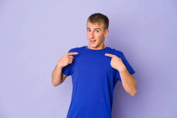 Young Caucasian Handsome Man Surprised Pointing Finger Smiling Broadly — Stock Photo, Image