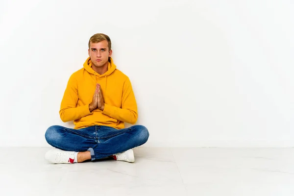 Genç Beyaz Bir Adam Yerde Oturmuş Dua Ediyor Bağlılık Gösteriyor — Stok fotoğraf