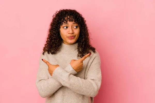 Young African American Afro Woman Isolated Points Sideways Trying Choose — Stock Photo, Image