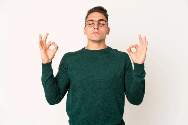 Jovem Caucasiano Bonito Homem Isolado Relaxa Após Dia Trabalho Duro — Fotografia de Stock