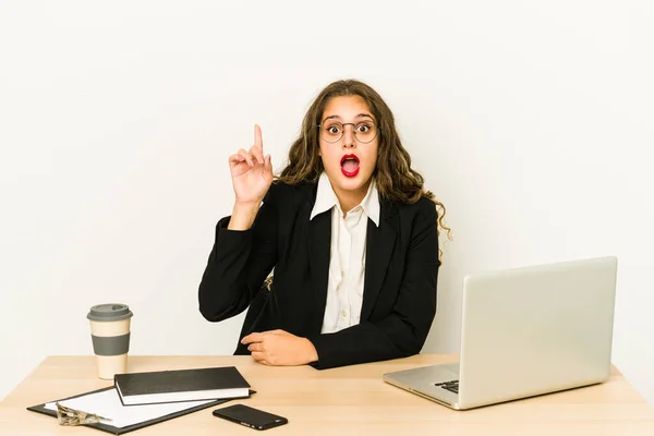 Jovem Mulher Negócios Caucasiana Trabalhando Seu Desktop Isolado Ter Uma — Fotografia de Stock