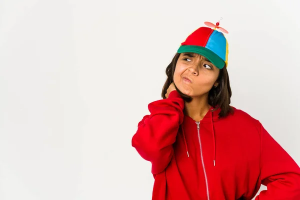 Mujer Hispana Joven Usando Una Gorra Con Hélice Aislada Tocando —  Fotos de Stock