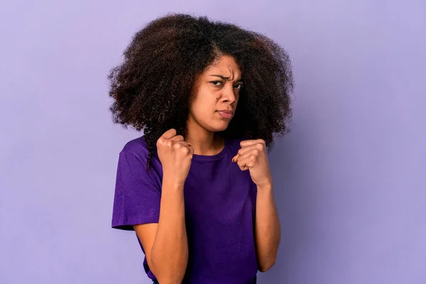 Молодая Африканская Кудрявая Американка Изолированная Фиолетовом Фоне Показывает Кулак Камере — стоковое фото