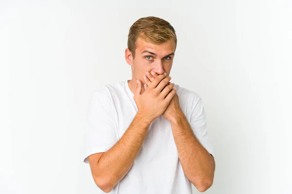 Jovem Caucasiano Bonito Homem Cobrindo Boca Com Mãos Olhando Preocupado — Fotografia de Stock