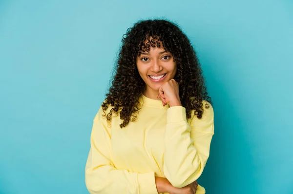 Jong Afrikaans Amerikaans Afro Vrouw Geïsoleerd Glimlachen Gelukkig Zelfverzekerd Aanraken — Stockfoto