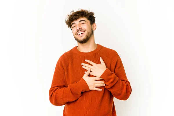 Νεαρός Άραβας Λευκό Φόντο Γελώντας Κρατώντας Χέρια Στην Καρδιά Έννοια — Φωτογραφία Αρχείου