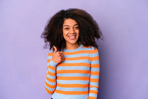 若いアフリカ系アメリカ人の巻き毛の女性は紫色の背景笑顔と親指を上げ — ストック写真