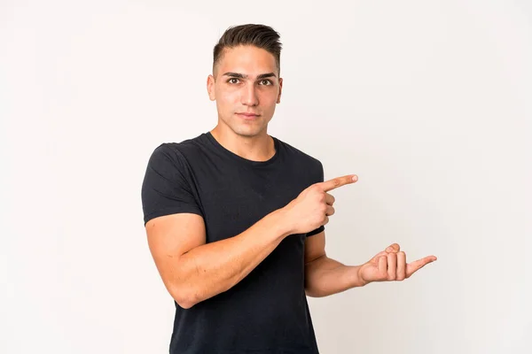 Junger Kaukasischer Gutaussehender Mann Isoliert Schockiert Mit Zeigefinger Auf Kopierplatz — Stockfoto