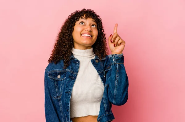 Joven Afroamericana Afro Mujer Aislada Indica Con Ambos Dedos Delanteros —  Fotos de Stock