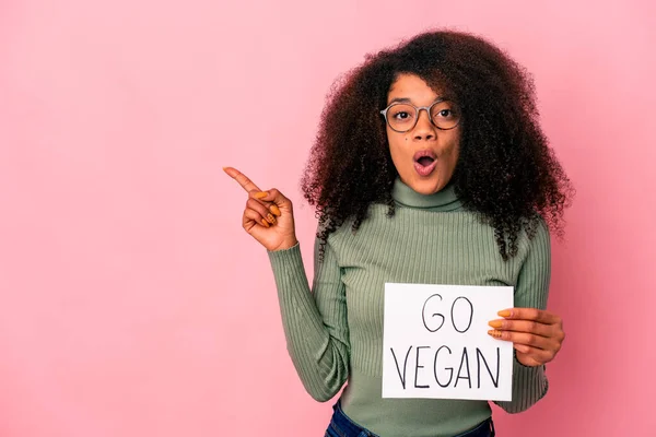 Mladý Africký Americký Kudrnatý Žena Drží Vegan Plakát Ukazující Stranu — Stock fotografie