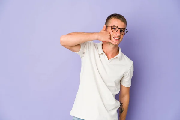 Ung Kaukasiska Stilig Man Visar Mobiltelefon Gest Med Fingrar — Stockfoto