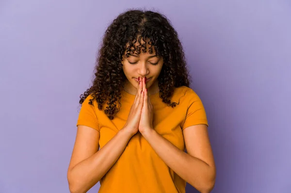 Jonge Afrikaans Amerikaanse Afro Vrouw Geïsoleerd Bidden Tonen Toewijding Religieuze — Stockfoto