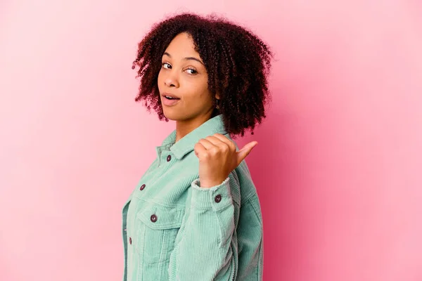 Jovem Negra Americana Mista Mulher Pontos Isolados Com Dedo Polegar — Fotografia de Stock