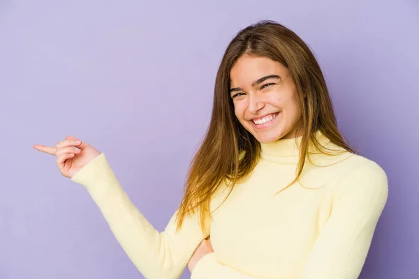 Jovem Magro Caucasiano Menina Adolescente Fundo Roxo Sorrindo Alegremente Apontando — Fotografia de Stock