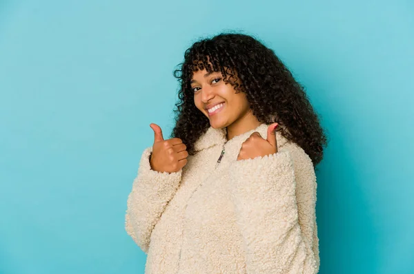 若いアフリカ系アメリカ人のアフロ女性は親指を上げて笑顔で自信を持って — ストック写真