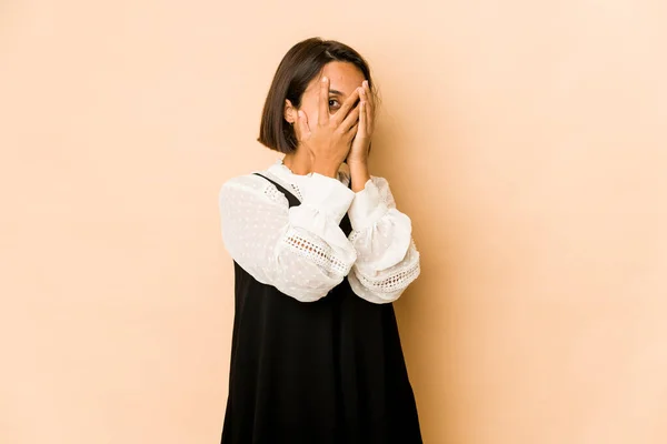 Mulher Hispânica Jovem Isolado Piscar Através Dedos Assustado Nervoso — Fotografia de Stock
