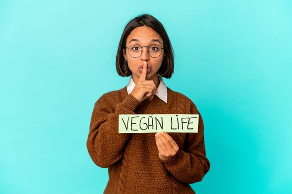 Mladá Hispánská Smíšená Rasa Žena Držící Veganský Plakát Držící Tajemství — Stock fotografie