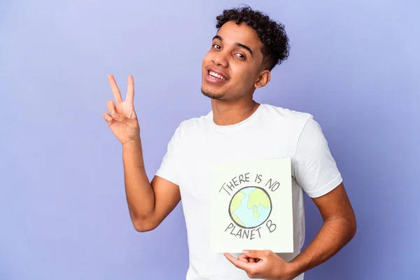 Jovem Afro Americano Encaracolado Homem Isolado Segurando Theres Não Planeta — Fotografia de Stock