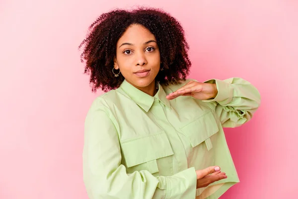 Jovem Negra Americana Mista Mulher Isolada Segurando Algo Com Duas — Fotografia de Stock