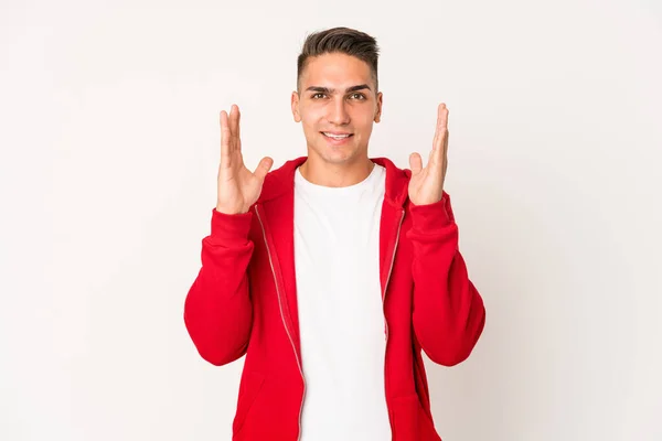 Ung Kaukasisk Stilig Man Isolerad Skrattar Högt Hålla Handen Bröstet — Stockfoto