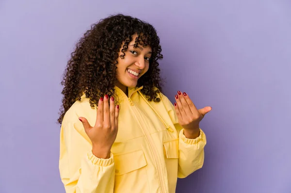 Jonge Afrikaans Amerikaanse Afrikaanse Vrouw Geïsoleerd Wijzend Met Vinger Naar — Stockfoto