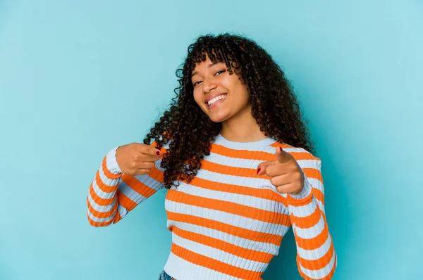Jong Afrikaans Amerikaans Afro Vrouw Geïsoleerd Vrolijke Glimlachen Wijzend Naar — Stockfoto