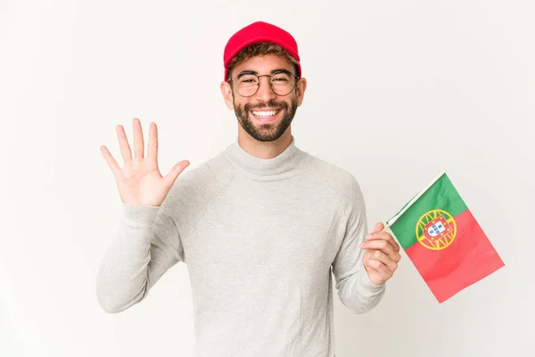 Junge Hispanische Mischlingshündin Mit Portugiesischer Flagge Lächelt Fröhlich Und Zeigt — Stockfoto