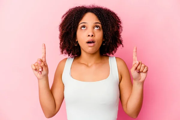 Giovane Afro Americana Mista Donna Isolato Puntando Verso Alto Con — Foto Stock