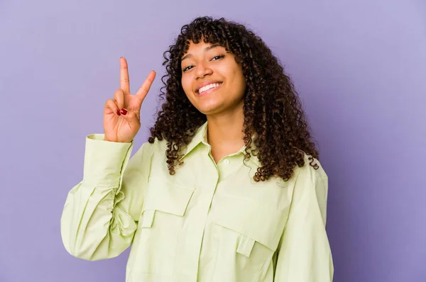 Jonge Afrikaans Amerikaanse Afro Vrouw Geïsoleerd Met Overwinningsteken Brede Glimlach — Stockfoto