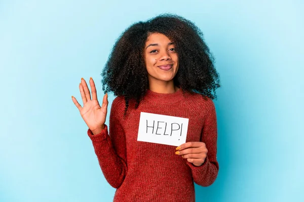 Молодая Африканская Кудрявая Американка Плакатом Помощи Весело Улыбающаяся Показывающая Номер — стоковое фото