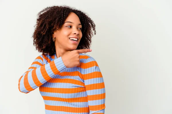 Joven Afroamericana Mestiza Mujer Aislada Mira Lado Sonriente Alegre Agradable —  Fotos de Stock