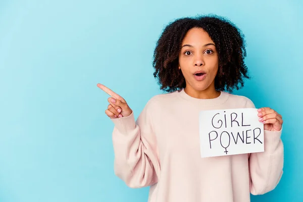 Joven Afroamericana Mestiza Mujer Sosteniendo Concepto Poder Femenino Apuntando Hacia —  Fotos de Stock
