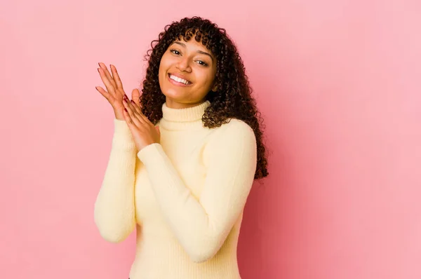 若いアフリカ系アメリカ人のアフロ女性は エネルギーと快適感を分離し 手をこすり自信 — ストック写真