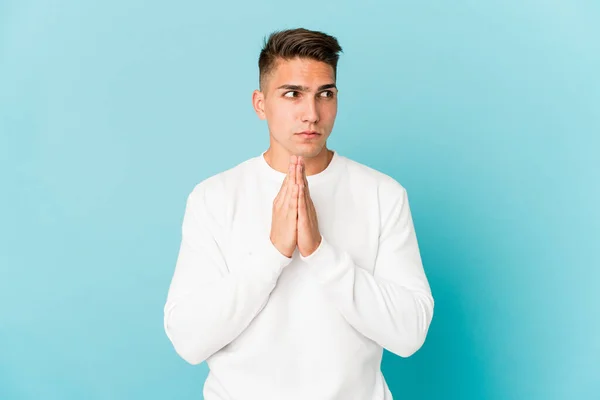Beyaz Tenli Yakışıklı Adam Yalnız Başına Dua Ediyor Bağlılık Gösteriyor — Stok fotoğraf