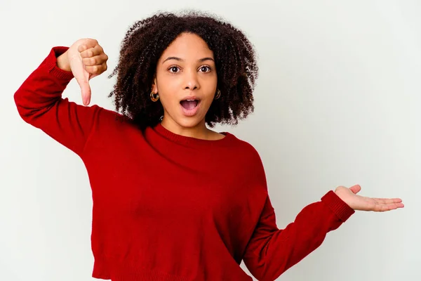 Jonge Afro Amerikaanse Gemengde Ras Vrouw Geïsoleerde Houdt Kopieerruimte Een — Stockfoto