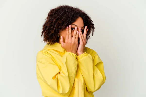 Junge Afrikanisch Amerikanische Mischlingshündin Blinzelt Vereinzelt Durch Finger Die Kamera — Stockfoto