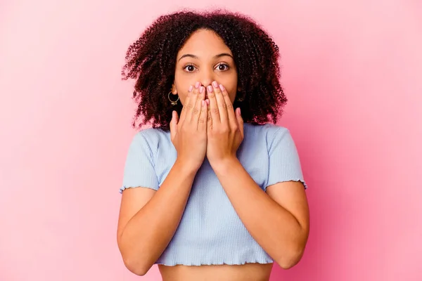 Junge Afrikanisch Amerikanische Mischlingshündin Isoliert Schockiert Mund Mit Händen Bedecken — Stockfoto