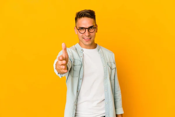 Joven Guapo Caucásico Hombre Aislado Estiramiento Mano Cámara Gesto Saludo —  Fotos de Stock