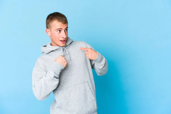 Joven Caucásico Guapo Hombre Sorprendido Señalando Con Dedo Sonriendo Ampliamente — Foto de Stock