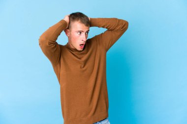 Genç beyaz yakışıklı adam bağırıyor, çok heyecanlı, tutkulu, bir şeyden memnun..