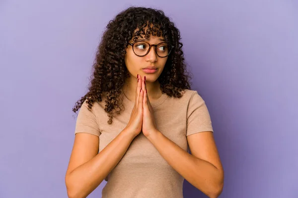 Giovane Afro Americana Afro Donna Isolata Preghiera Mostrando Devozione Persona — Foto Stock