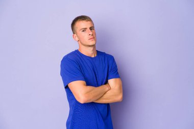 Beyaz tenli yakışıklı şüpheli, kararsız, seni sorguluyor..